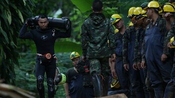 La labores para intentar sacar a lo niños y al entrenador no cesan (Reuters)
