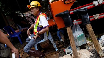Uno de los rescatistas se toma un descanso tras varias horas de trabajo (Reuters)