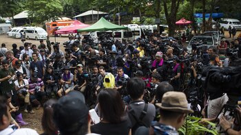 Más de 1.000 periodistas en la zona donde están los niños atrapados (AFP)