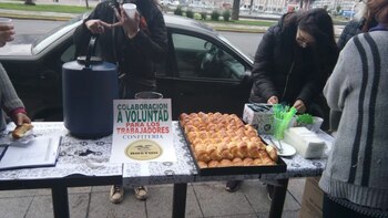 En protesta, algunos empleados ofrecen medialunas y café “a voluntad”