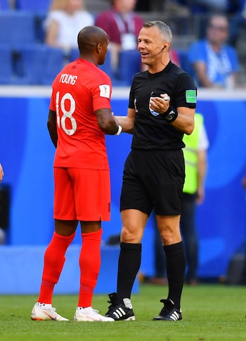 El árbitro impartió justicia en el partido entre Inglaterra y Suecia