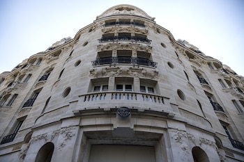 La imagen de la fachada renovada del Hotel Lutecia en París (AFP PHOTO / Christophe ARCHAMBAULT)