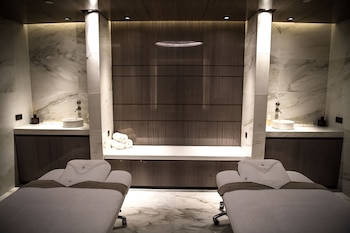 Una habitación para dos dentro del spa del recientemente restaurado Hotel Lutecia (AFP PHOTO / Christophe ARCHAMBAULT)