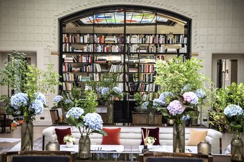 Biblioteca en el comedor del Lutecia (AFP PHOTO / Christophe ARCHAMBAULT)