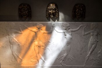 Bajorelieve en el comedor del recientemente renovado Hotel Lutecia (AFP PHOTO / Christophe ARCHAMBAULT)