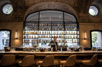 Un bartender prepara una bebida en el bar del Lutecia (AFP PHOTO / Christophe ARCHAMBAULT)