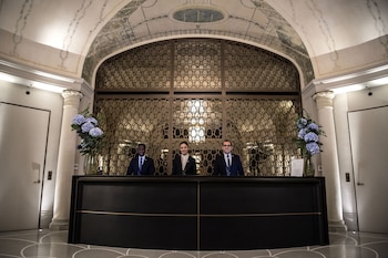 La recepción del Hotel Lutecia, recientemente restaurado (AFP PHOTO / Christophe ARCHAMBAULT)