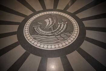 Un mosaico y el emblema del hotel en el piso del lobby del Lutencia (AFP PHOTO / Christophe ARCHAMBAULT)