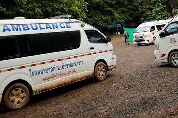 Las ambulancias en el área de la cueva. (REUTERS/Tyrone Siu)