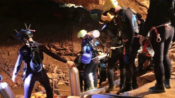 Un grupo de socorristas inspecciona la cueva donde se encuentran atrapadas los 12 niños y su entrenador. (AP)