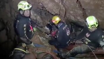 Rescatistas exploran entradas alternativas a