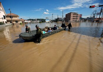 Equipos de emergencia rescatan a