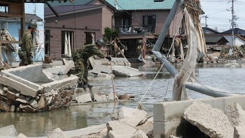 Unos 73.000 efectivos de las Fuerzas de Autodefensa (Ejército), la policía y los bomberos continúan con las operaciones de búsqueda de desaparecidos y de rescate de personas que se refugiaron en techos de edificios inundados, tareas en las que participan también 73 helicópteros y decenas de embarcaciones
