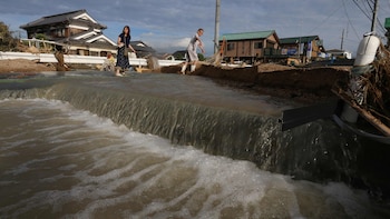 Las precipitaciones récord registradas desde el jueves en regiones del sur, el centro y el oeste del archipiélago nipón han causado graves daños en miles de viviendas e infraestructuras, provocado la evacuación de decenas de miles de personas y dejado aisladas a poblaciones enteras