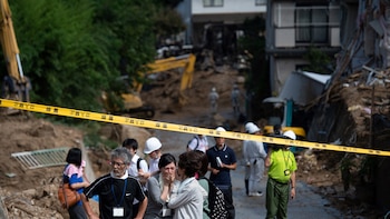 Miles de viviendas no tenían agua potable ni electricidad en Hiroshima y en otras zonas afectadas, donde muchos hacían fila ante tanques de agua bajo un sol abrasador con temperaturas de hasta 34 grados Celsius