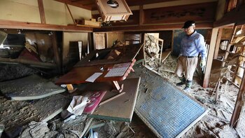 Los impactados residentes regresaron a sus enlodadas viviendas sin saber bien por dónde empezar las tareas de recuperación y limpieza dada la magnitud de los daños causados por las inundaciones y los deslaves
