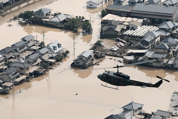 Al regresar a sus hogares siniestrados cuando amainó la lluvia, los habitantes empezaron a darse cuenta de la amplitud del desastre. Hay barrios enteros inundados, vehículos en medio de cráteres formados en unas carreteras completamente destruidas, enormes riadas de barro y puentes arrasados, entre otras escenas de devastación