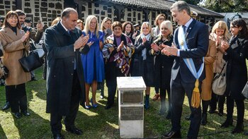 Rodeado de funcionarias, Macri y