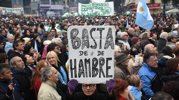 Miles de personas se concentraron en la 9 de julio para marchar en contra del acuerdo con el FMI
