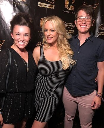 Stormy Daniels, junto a dos