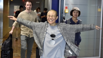 Liu Xia sonríe al arribar a