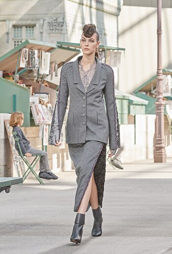 No pasó inadvertido el calzado: