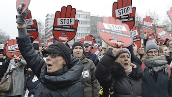 Mujeres polacas manifestándose (AP)