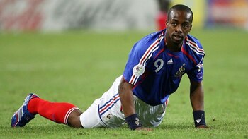 Sidney Govou tampoco marcó en