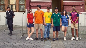 Los seis activistas posan al