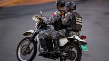Dos policías motorizados en los