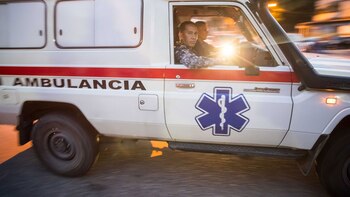 Una ambulancia llega al penal