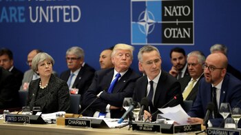 Donald Trump, rodeado de la