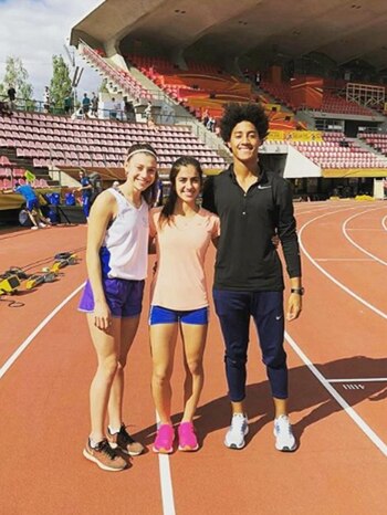 Clara Baiocchi, junto a otros