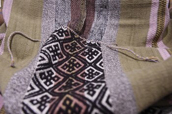 Laboreo de poncho mapuche