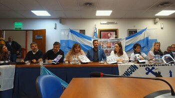 Familiares de la tripulación siguen