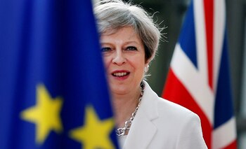 May, aún envuelta en dos