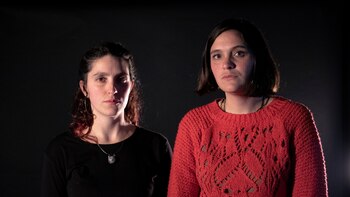 A la izquierda, Paula, a