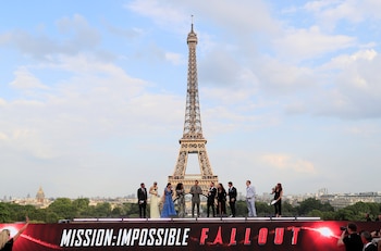 El mejor escenario, la torre Eiffel: allí posan el director del film, Christopher McQuarrie, junto a los actores Tom Cruise, Henry Cavill, Simon Pegg, Rebecca Ferguson, Angela Bassett, Michelle Monaghan y Vanessa Kirby /// Fotos: Reuters