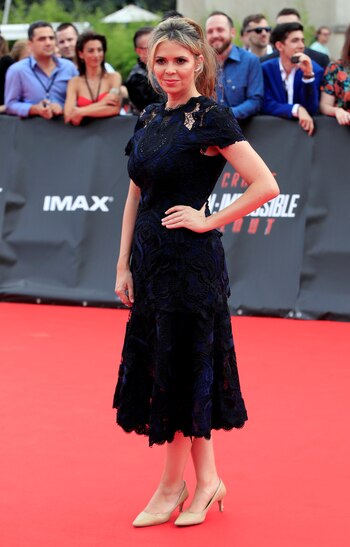 Carly Steel con un glamoroso vestido de cóctel en encaje negro y azul