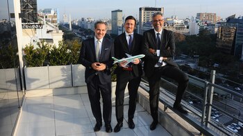 Federico Garimberti, Tommaso Fumelli y Fabio Lazzerini, en las oficinas argentinas de Alitalia