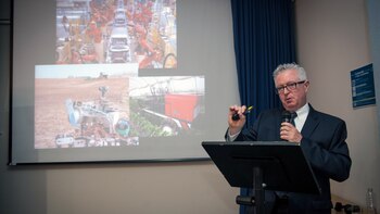 Para Kevin LaGrandeur, la historia