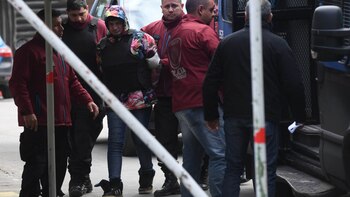 Pity Álvarez es trasladado esposado