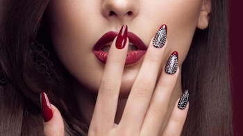 Las uñas stiletto, una de