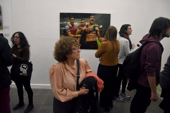 La muestra tiene diferentes secciones