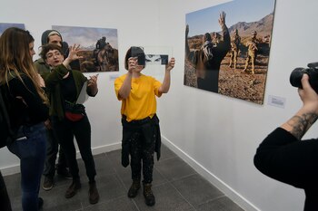 Reúne 176 fotos de 90