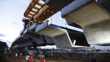 La lanzadora cuelga las dovelas