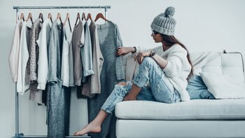 Armar conjuntos para no llevar de más y tener una idea de qué usar cada día y en cada excursión o visita en el destino elegido (Getty Images)