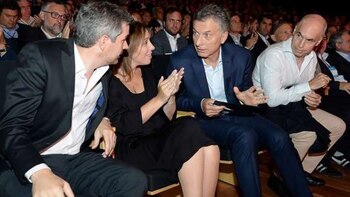 “Sólo por haber armado un partido de cero, enfrentar a los Kirchner durante 8 años, retener la Ciudad, ganar la Presidencia, la provincia de Bs As y evitar que este país se transformara en Venezuela, deberíamos hacerle un monumento a Mauricio Macri y su equipo” agregó el mozo.