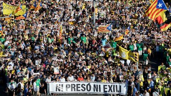 El banner que encabezó la manifestación llevó la inscripción en catalán “Ni Cárcel ni exilio”, en relación a los presos políticos catalanes (AFP PHOTO / Josep LAGO)