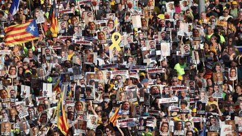 Miles de personas se movilizaron por la libertad de los presos políticos catalanes (REUTERS/Albert Gea)